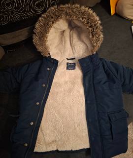 Vêtements manteau enfant 36 mois très bon état et pulls.